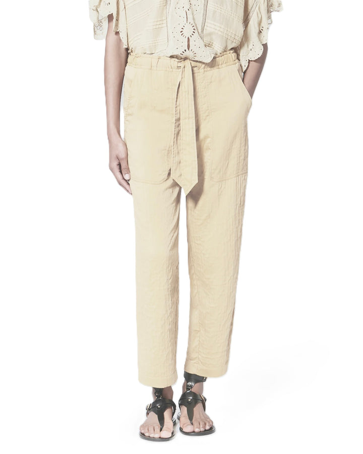 Hose Isabel Marant BILNA in ecru. Diese leichte Hose von Isabel Marant aus strukturiertem Baumwollmischgewebe ist gerade geschnitten und hat einen elastischen Bund mit Bindeband. Sie hat seitliche Eingriffstaschen im Cavalière-Stil und eine Paspeltasche hinten.