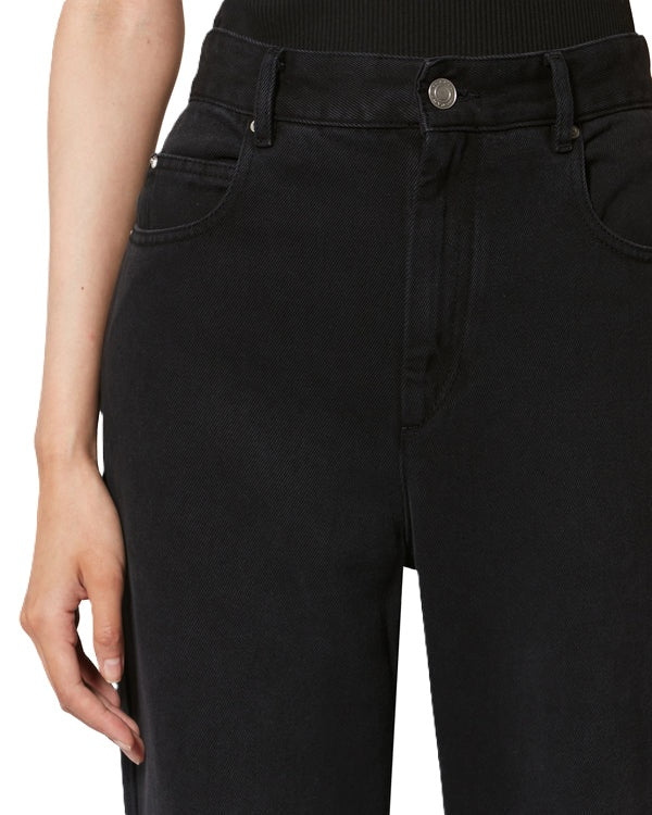 Jeans Isabel Marant BELVIRA. Diese Bootcut-Jeans aus fließendem Denim überzeugt mit ihrem langen, nach unten weit ausgestellten Bein. Der hohe, angesetzte Bund mit Gürtelschlaufen und Metallknopf. 