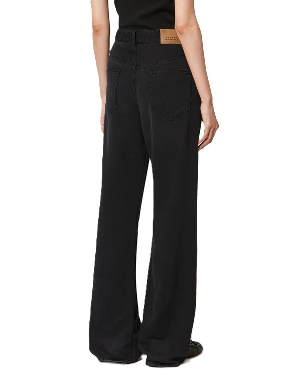 Jeans Isabel Marant BELVIRA. Diese Bootcut-Jeans aus fließendem Denim überzeugt mit ihrem langen, nach unten weit ausgestellten Bein. Der hohe, angesetzte Bund mit Gürtelschlaufen und Metallknopf. 