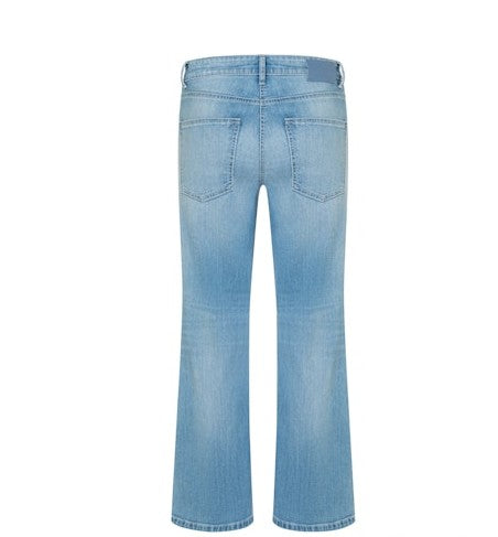 Jeans Cambio Fabienne pocket cropped in hellblau. Coole Sommerjeans in einer hellblauen Waschung. Die Jeans hat zwei kleine aufgesetzte Taschen und einen Knopf mit Zip zum Verschließen. Sie ist verkürzt geschnitten und hat einen leichten Kick.