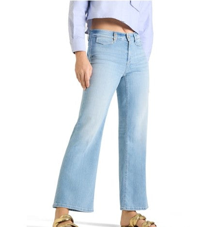 Jeans Cambio Fabienne pocket cropped in hellblau. Coole Sommerjeans in einer hellblauen Waschung. Die Jeans hat zwei kleine aufgesetzte Taschen und einen Knopf mit Zip zum Verschließen. Sie ist verkürzt geschnitten und hat einen leichten Kick.