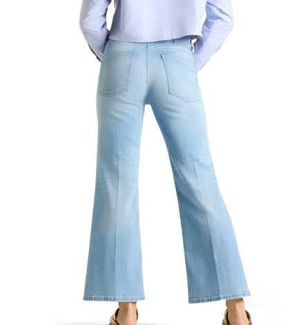 Jeans Cambio Fabienne pocket cropped in hellblau. Coole Sommerjeans in einer hellblauen Waschung. Die Jeans hat zwei kleine aufgesetzte Taschen und einen Knopf mit Zip zum Verschließen. Sie ist verkürzt geschnitten und hat einen leichten Kick.