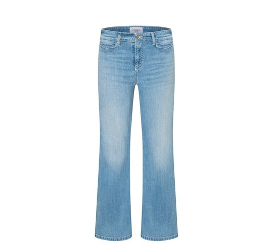 Jeans Cambio Fabienne pocket cropped in hellblau. Coole Sommerjeans in einer hellblauen Waschung. Die Jeans hat zwei kleine aufgesetzte Taschen und einen Knopf mit Zip zum Verschließen. Sie ist verkürzt geschnitten und hat einen leichten Kick.