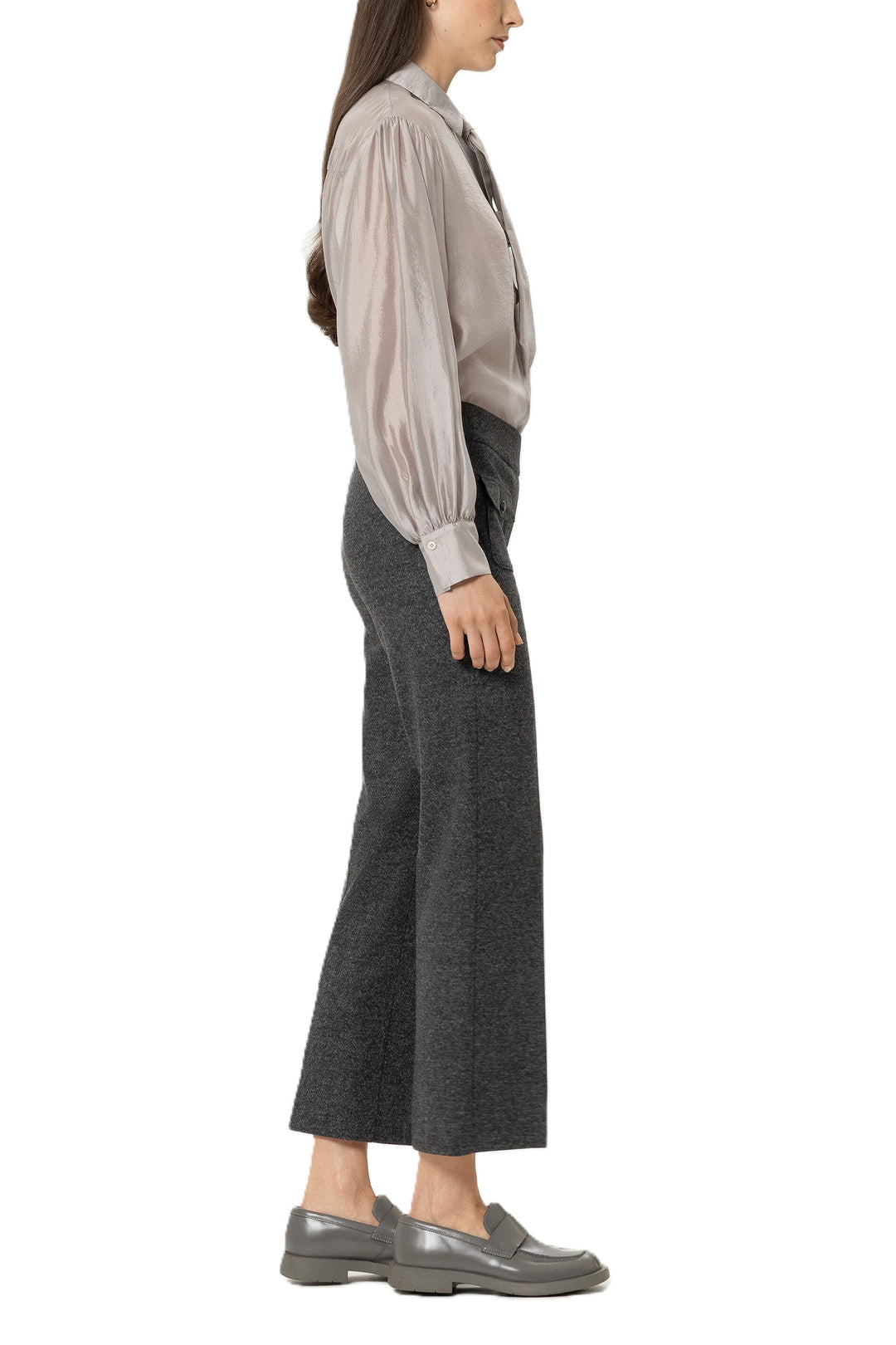 Graue Hose von Luisa Cerano aus Punto Milano mit Babyflare-Silhouette, aufgesetzten Taschen, Stretchbund und verkürztem Schnitt.