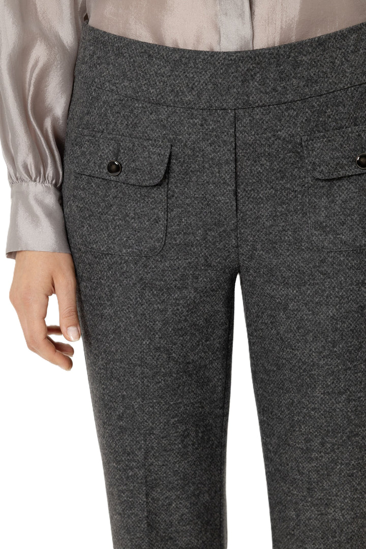 Graue Hose von Luisa Cerano aus Punto Milano mit Babyflare-Silhouette, aufgesetzten Taschen, Stretchbund und verkürztem Schnitt.