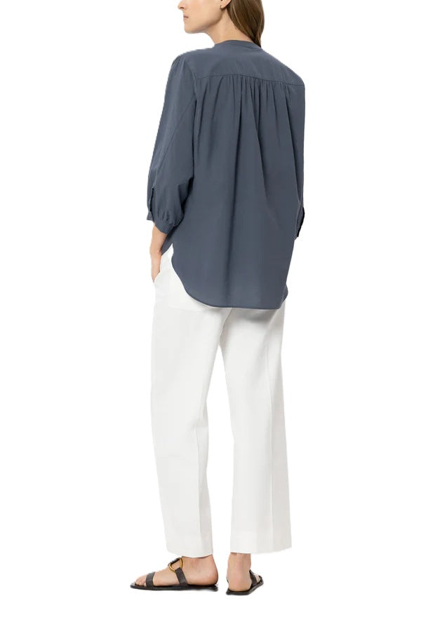 Hose Luisa Cerano Twill-Wideleg-Pants in weiß. Locker geschnittene Hose in weiß mit leicht verkürztem Bein aus. Die Hose ist aus softem Baumwoll-Viskose-Stretch und trägt sich sehr angenehm. Die Hose verfügt über Gürtelschlaufen mit Nietendetails, so Knopf- und Hakenverschluss. Sie hat zwei angedeutete Fronttaschen und zwei aufgesetzte Gesäßtaschen. 