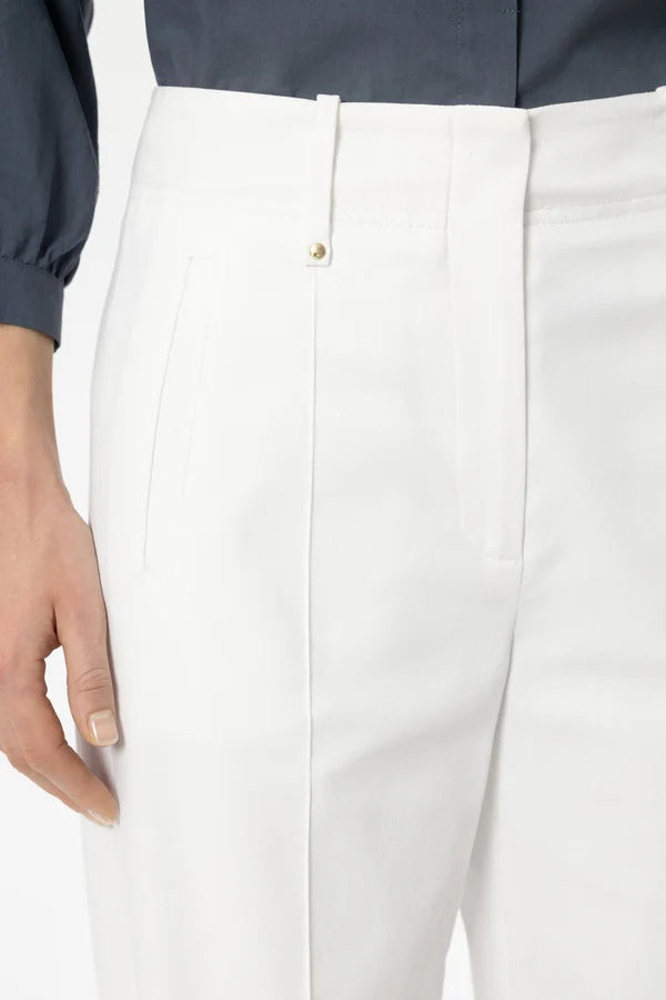 Hose Luisa Cerano Twill-Wideleg-Pants in weiß. Locker geschnittene Hose in weiß mit leicht verkürztem Bein aus. Die Hose ist aus softem Baumwoll-Viskose-Stretch und trägt sich sehr angenehm. Die Hose verfügt über Gürtelschlaufen mit Nietendetails, so Knopf- und Hakenverschluss. Sie hat zwei angedeutete Fronttaschen und zwei aufgesetzte Gesäßtaschen. 