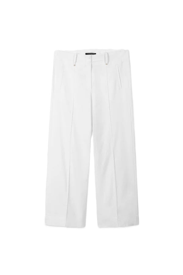 Hose Luisa Cerano Twill-Wideleg-Pants in weiß. Locker geschnittene Hose in weiß mit leicht verkürztem Bein aus. Die Hose ist aus softem Baumwoll-Viskose-Stretch und trägt sich sehr angenehm. Die Hose verfügt über Gürtelschlaufen mit Nietendetails, so Knopf- und Hakenverschluss. Sie hat zwei angedeutete Fronttaschen und zwei aufgesetzte Gesäßtaschen. 