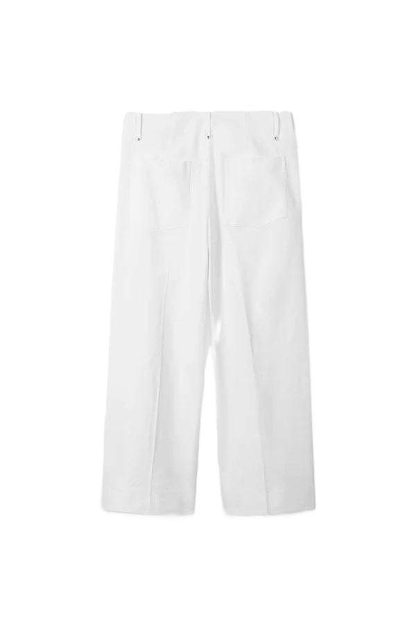 Hose Luisa Cerano Twill-Wideleg-Pants in weiß. Locker geschnittene Hose in weiß mit leicht verkürztem Bein aus. Die Hose ist aus softem Baumwoll-Viskose-Stretch und trägt sich sehr angenehm. Die Hose verfügt über Gürtelschlaufen mit Nietendetails, so Knopf- und Hakenverschluss. Sie hat zwei angedeutete Fronttaschen und zwei aufgesetzte Gesäßtaschen. 