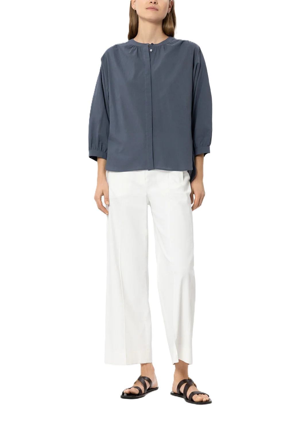 Hose Luisa Cerano Twill-Wideleg-Pants in weiß. Locker geschnittene Hose in weiß mit leicht verkürztem Bein aus. Die Hose ist aus softem Baumwoll-Viskose-Stretch und trägt sich sehr angenehm. Die Hose verfügt über Gürtelschlaufen mit Nietendetails, so Knopf- und Hakenverschluss. Sie hat zwei angedeutete Fronttaschen und zwei aufgesetzte Gesäßtaschen. 
