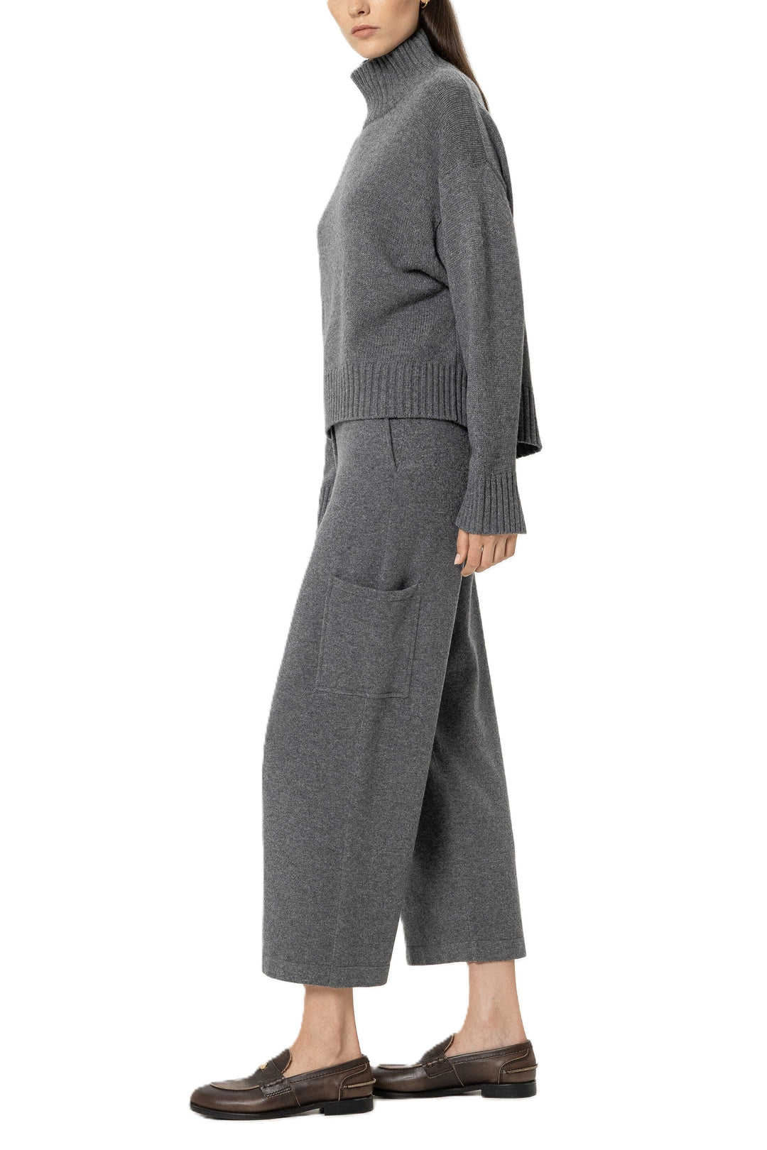 Graue Cargo-Hose von Luisa Cerano aus Kaschmir-Woll-Mix mit weitem, verkürztem Schnitt, elastischem Bund und aufgesetzter Beintasche.
