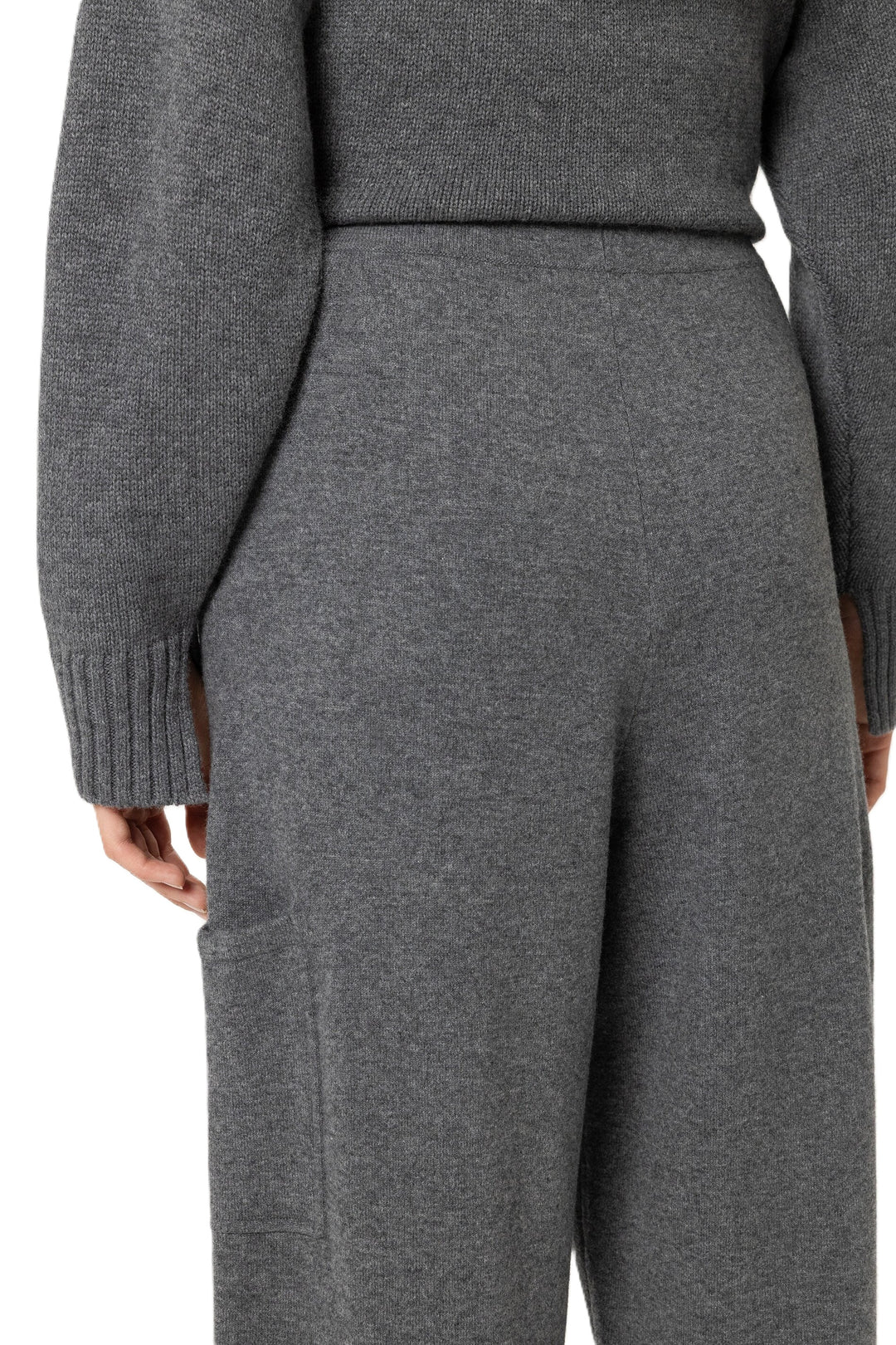 Graue Cargo-Hose von Luisa Cerano aus Kaschmir-Woll-Mix mit weitem, verkürztem Schnitt, elastischem Bund und aufgesetzter Beintasche.