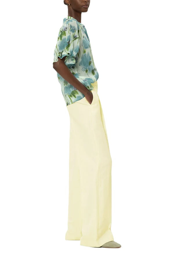 Hose Luisa Cerano Wideleg-Pants aus Leinen-Mix in gelb. Weite Hose in gelb aus hochwertigem Leinen-Mischgewebe mit Bundfalten. Die Hose hat zwei Eingriffstaschen und zwei Fake-Taschen mit Patte auf der Rückseite. Auf der Rückseite befindet sich ein Gummizug, wodurch die Hose einen sehr hohen Tragekomfort bekommt.