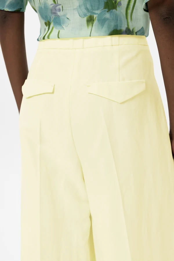 Hose Luisa Cerano Wideleg-Pants aus Leinen-Mix in gelb. Weite Hose in gelb aus hochwertigem Leinen-Mischgewebe mit Bundfalten. Die Hose hat zwei Eingriffstaschen und zwei Fake-Taschen mit Patte auf der Rückseite. Auf der Rückseite befindet sich ein Gummizug, wodurch die Hose einen sehr hohen Tragekomfort bekommt.