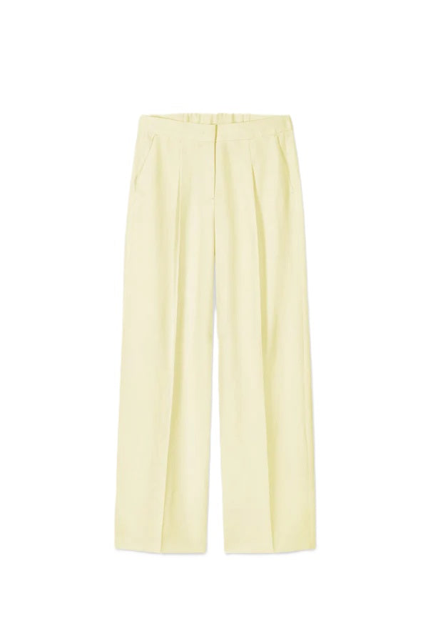 Hose Luisa Cerano Wideleg-Pants aus Leinen-Mix in gelb. Weite Hose in gelb aus hochwertigem Leinen-Mischgewebe mit Bundfalten. Die Hose hat zwei Eingriffstaschen und zwei Fake-Taschen mit Patte auf der Rückseite. Auf der Rückseite befindet sich ein Gummizug, wodurch die Hose einen sehr hohen Tragekomfort bekommt.