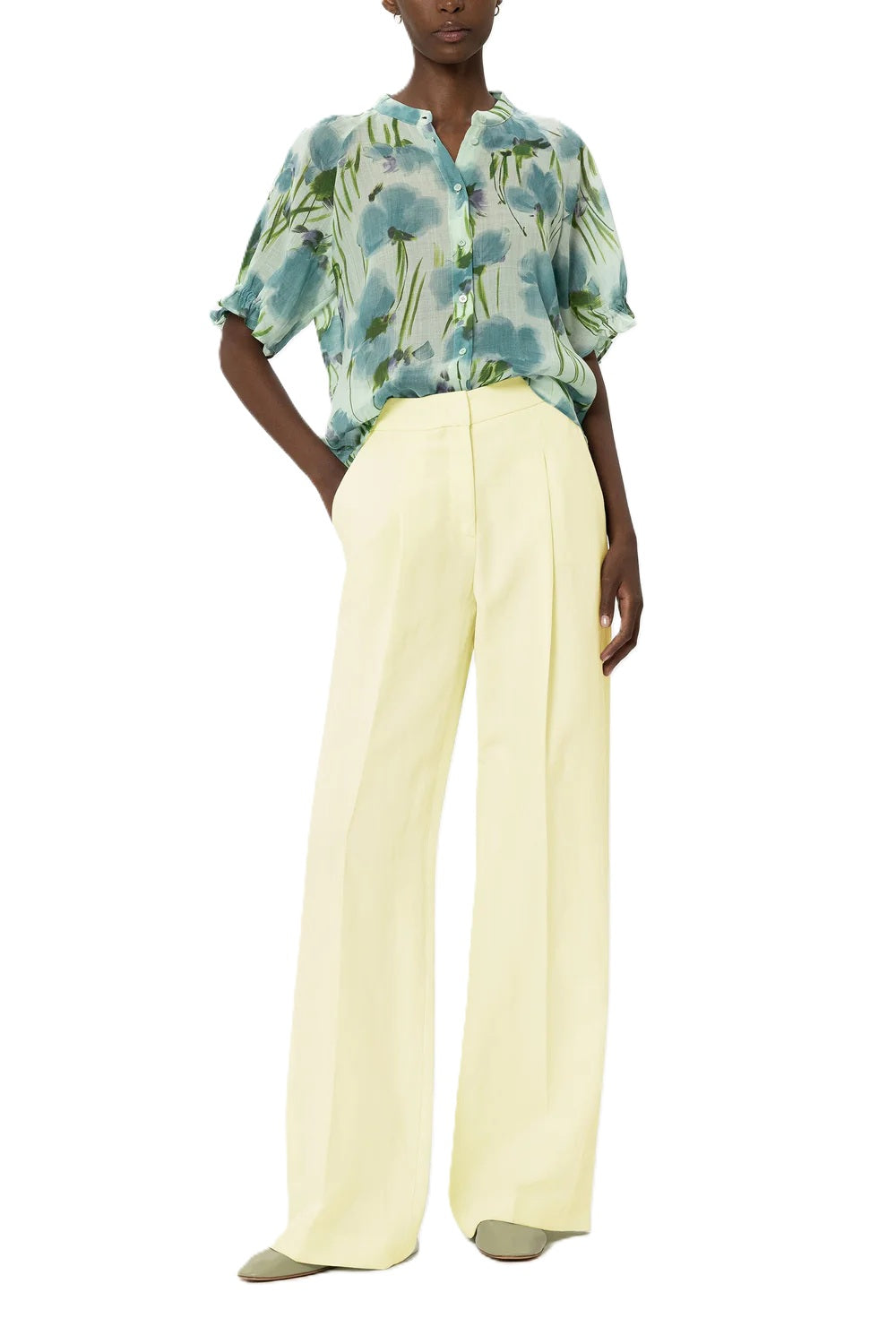 Hose Luisa Cerano Wideleg-Pants aus Leinen-Mix in gelb. Weite Hose in gelb aus hochwertigem Leinen-Mischgewebe mit Bundfalten. Die Hose hat zwei Eingriffstaschen und zwei Fake-Taschen mit Patte auf der Rückseite. Auf der Rückseite befindet sich ein Gummizug, wodurch die Hose einen sehr hohen Tragekomfort bekommt.