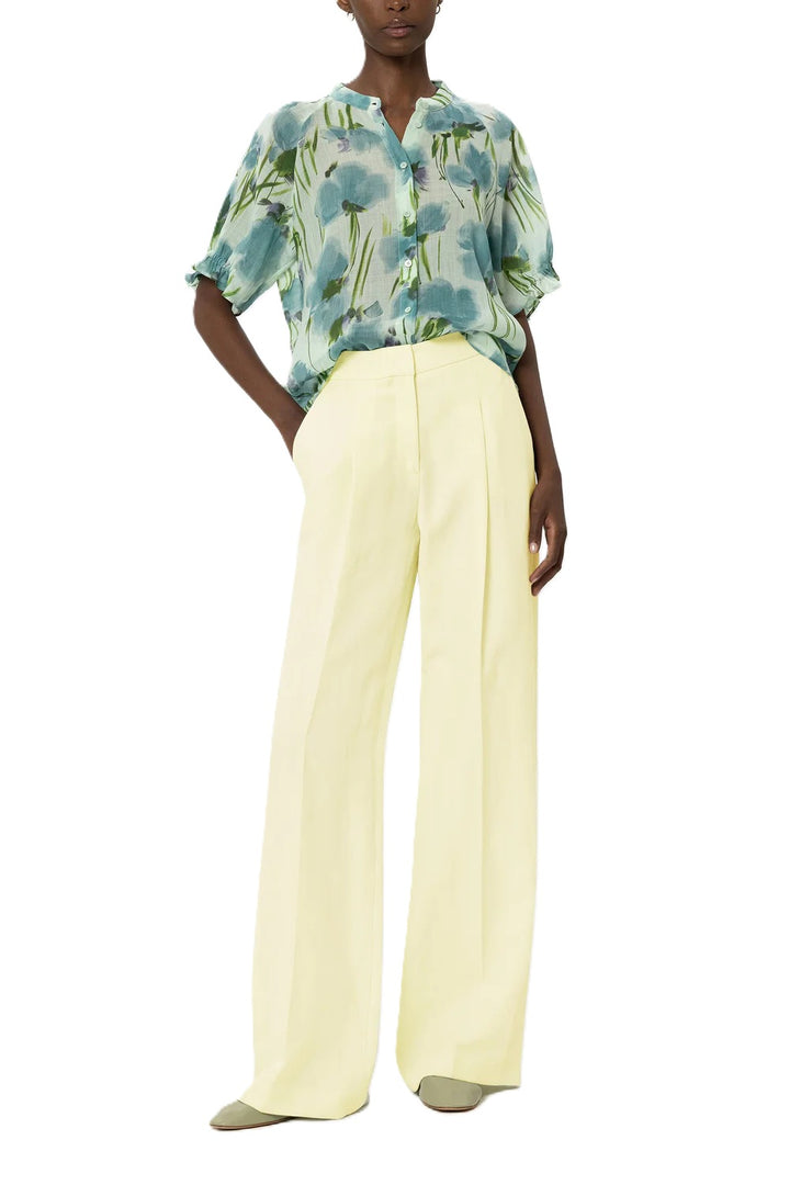 Hose Luisa Cerano Wideleg-Pants aus Leinen-Mix in gelb. Weite Hose in gelb aus hochwertigem Leinen-Mischgewebe mit Bundfalten. Die Hose hat zwei Eingriffstaschen und zwei Fake-Taschen mit Patte auf der Rückseite. Auf der Rückseite befindet sich ein Gummizug, wodurch die Hose einen sehr hohen Tragekomfort bekommt.