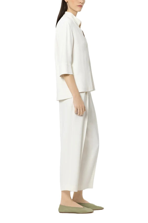 Hose Luisa Cerano in off white mit Taschen. Die Hose ist leicht verkürzt und einen Bund mit Gürtelschlaufen. Es gibt auch die passende Bluse dazu. 