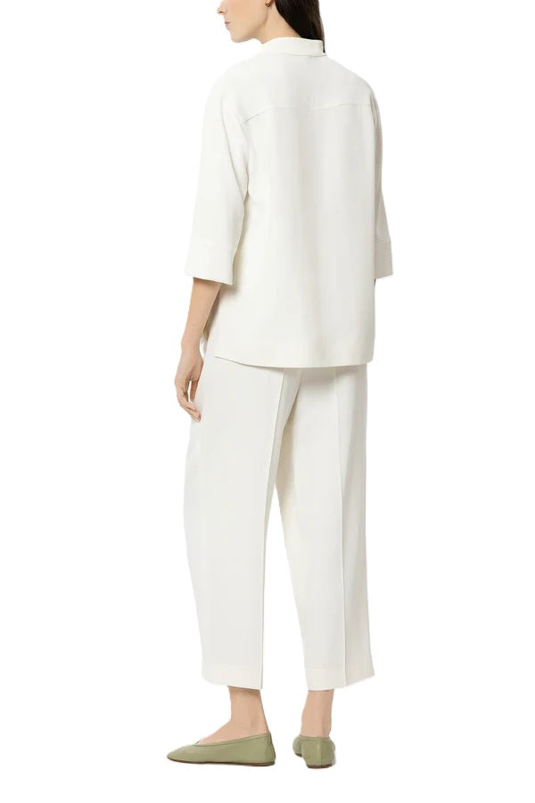 Hose Luisa Cerano in off white mit Taschen. Die Hose ist leicht verkürzt und einen Bund mit Gürtelschlaufen. Es gibt auch die passende Bluse dazu. 