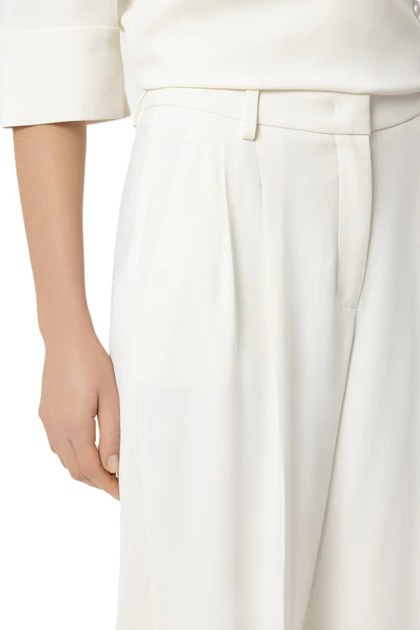 Hose Luisa Cerano in off white mit Taschen. Die Hose ist leicht verkürzt und einen Bund mit Gürtelschlaufen. Es gibt auch die passende Bluse dazu. 