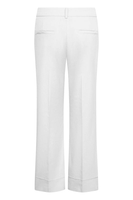 Hose Seductive Minesse in weiß.  Klassische Jeans in weiß mit mittlerer Leibhöhe. Die Jeans ist leicht verkürzt und hat einen kleinen Kick. Sie hat Eingriffstaschen seitlich und Leistentaschen hinten. Die Jeans ist bi-elastisch und hat dadurch einen hohen Tragekomfort. Der Saum ist breit abgesteppt. 