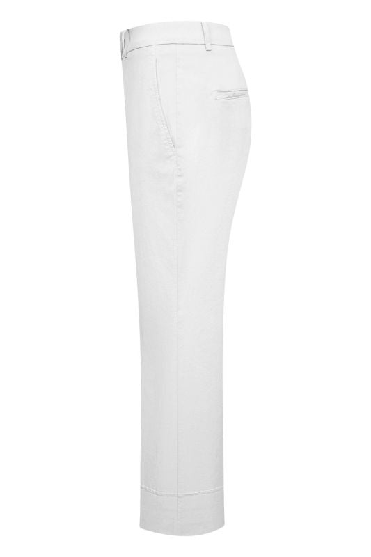 Hose Seductive Minesse in weiß.  Klassische Jeans in weiß mit mittlerer Leibhöhe. Die Jeans ist leicht verkürzt und hat einen kleinen Kick. Sie hat Eingriffstaschen seitlich und Leistentaschen hinten. Die Jeans ist bi-elastisch und hat dadurch einen hohen Tragekomfort. Der Saum ist breit abgesteppt. 