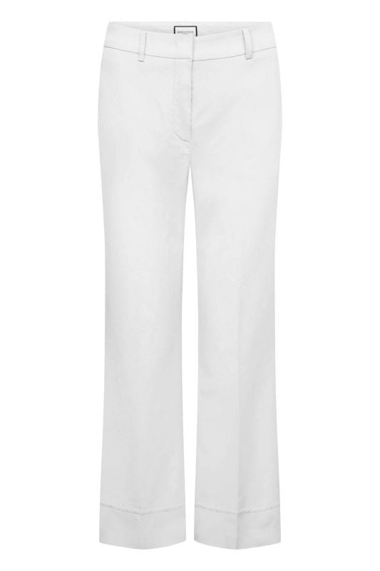 Hose Seductive Minesse in weiß.  Klassische Jeans in weiß mit mittlerer Leibhöhe. Die Jeans ist leicht verkürzt und hat einen kleinen Kick. Sie hat Eingriffstaschen seitlich und Leistentaschen hinten. Die Jeans ist bi-elastisch und hat dadurch einen hohen Tragekomfort. Der Saum ist breit abgesteppt. 