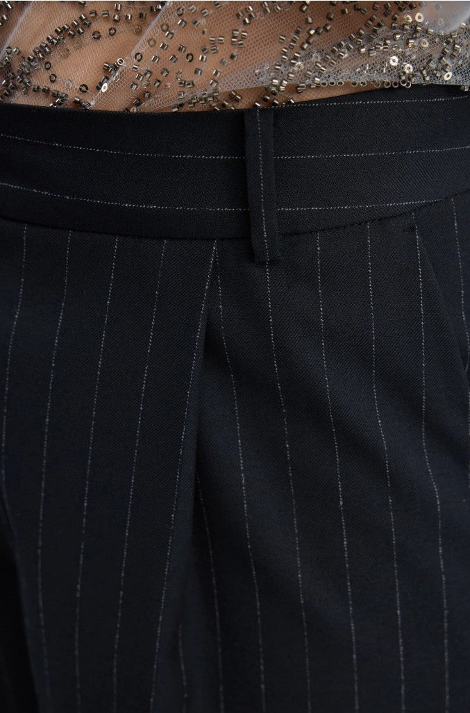 Navyblaue Anzugshose VANWARD von Munthe mit Nadelstreifen, Bundfalten und lockerer Passform.