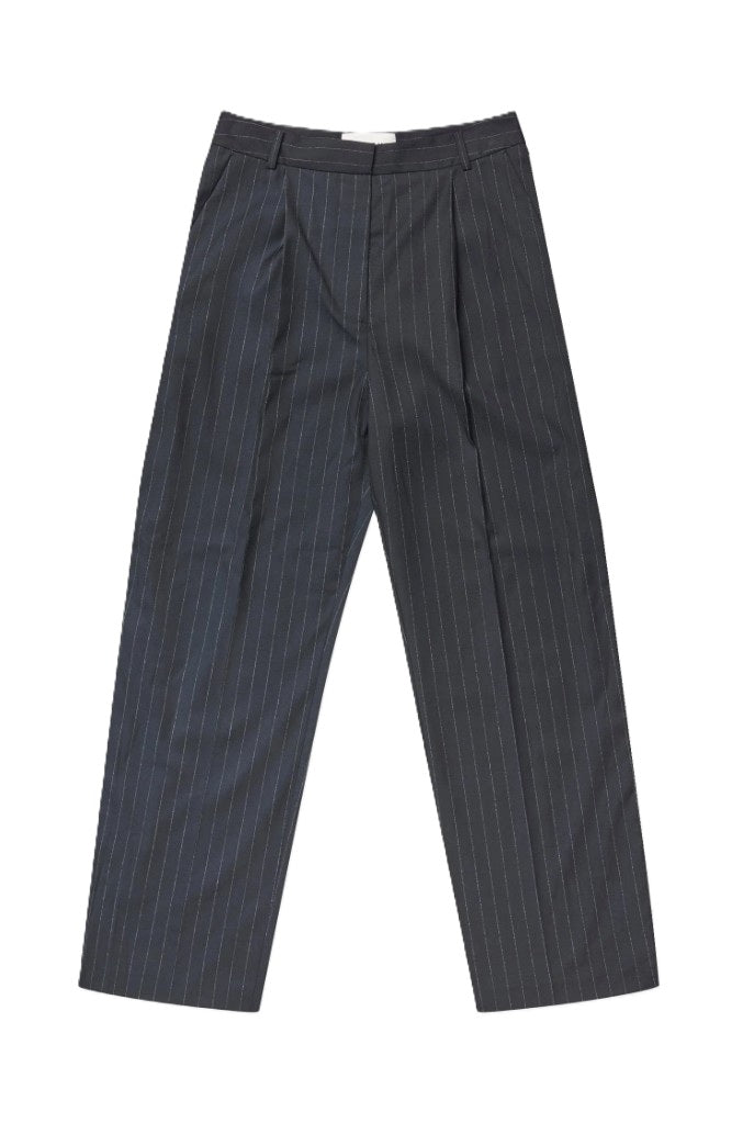 Navyblaue Anzugshose VANWARD von Munthe mit Nadelstreifen, Bundfalten und lockerer Passform.
