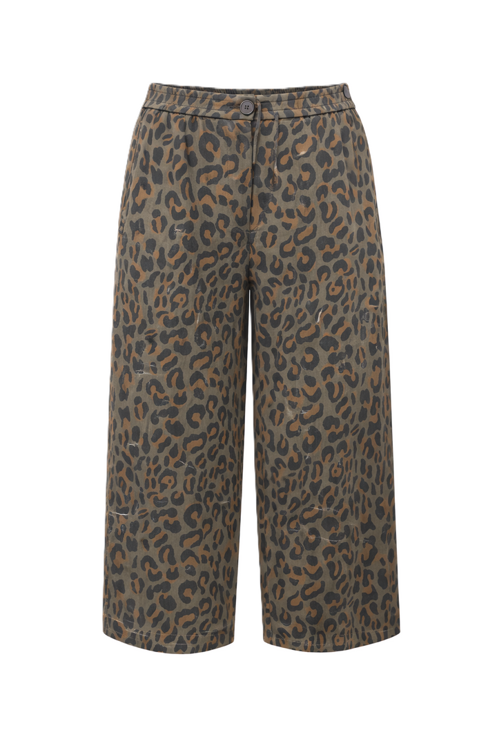 Hose von Narli. Diese coole Seidenhose ist lässig und weit geschnitten. Sie hat einen Gummibund und Taschen. Das Bein ist weit und leicht verkürzt. Leodruck mit Knopf.