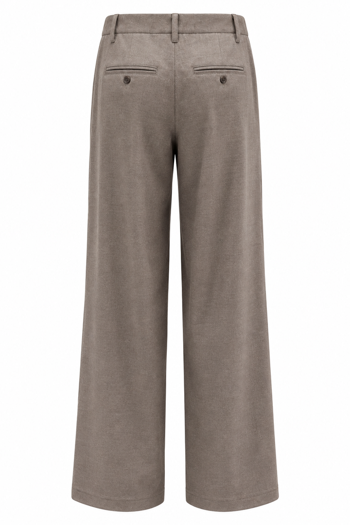 Braune Wide-Leg-Hose von Narli mit weitem, fließendem Bein, klassischen Bügelfalten, verstellbarem Kordelzug, Gürtelschlaufen und seitlichen Eingriffstaschen.