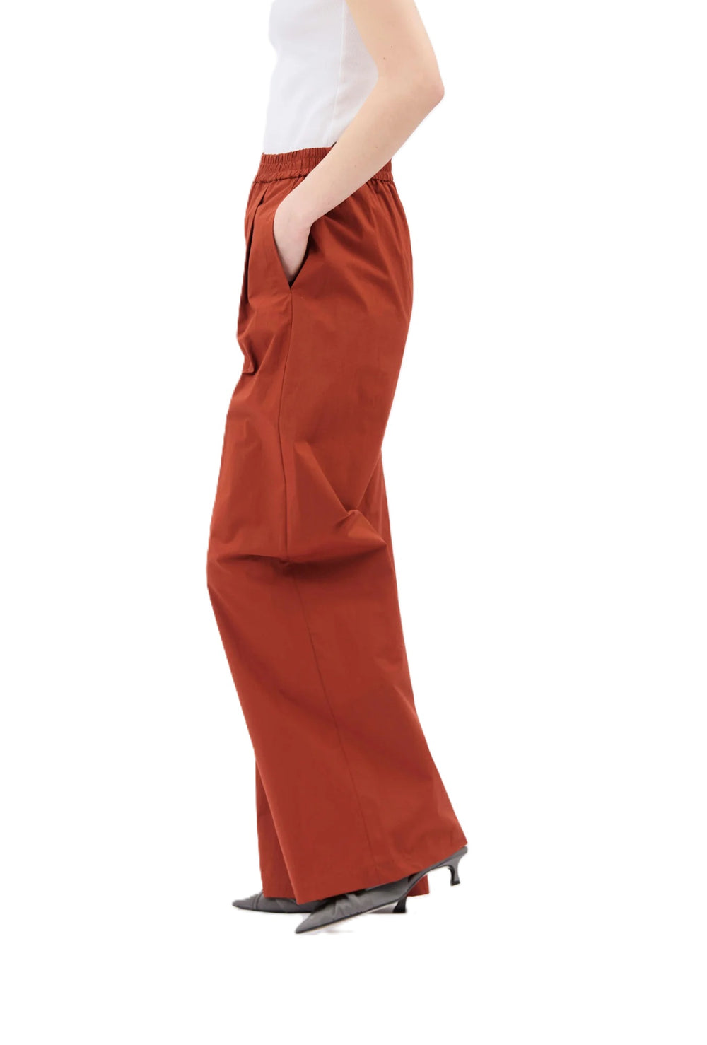 Hose von Odeeh mit weitem langen Bein in spice. Der Ton ist rostrot. Die Hose hat einen Gummizug und Taschen und wir haben auch die passende Bluse dazu. 