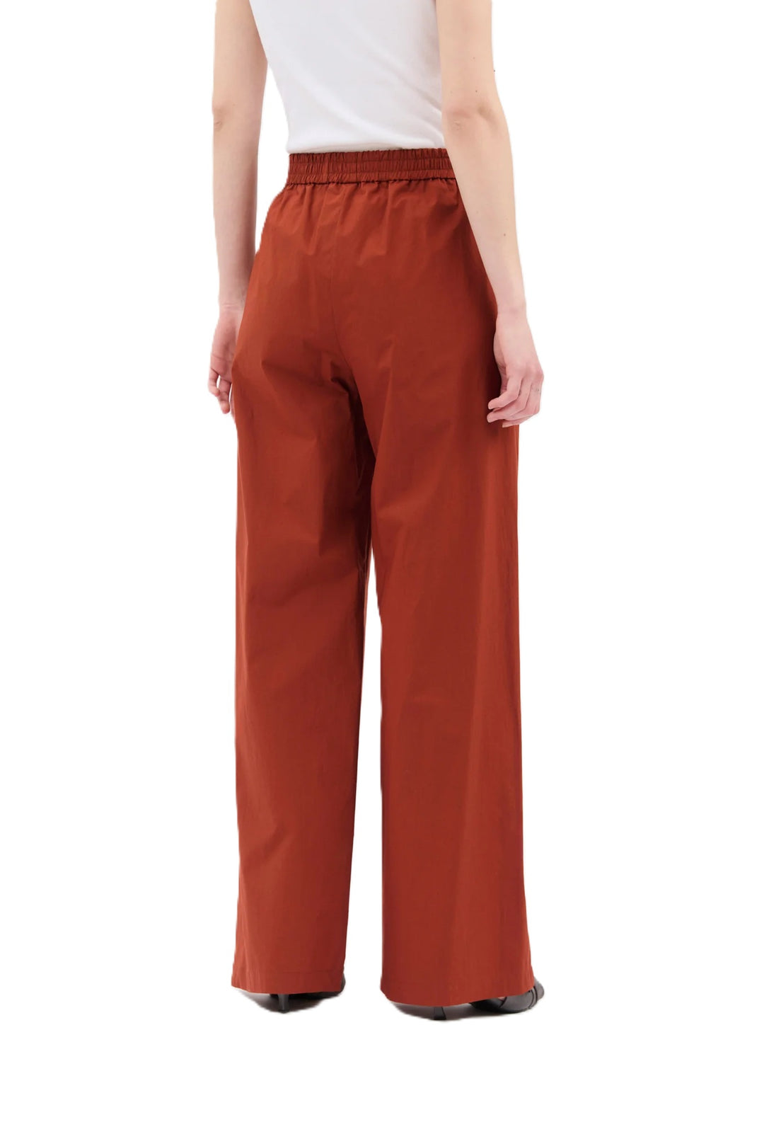 Hose von Odeeh mit weitem langen Bein in spice. Der Ton ist rostrot. Die Hose hat einen Gummizug und Taschen und wir haben auch die passende Bluse dazu. 