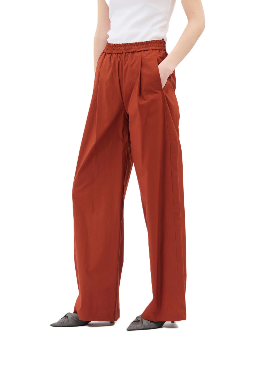 Hose von Odeeh mit weitem langen Bein in spice. Der Ton ist rostrot. Die Hose hat einen Gummizug und Taschen und wir haben auch die passende Bluse dazu. 