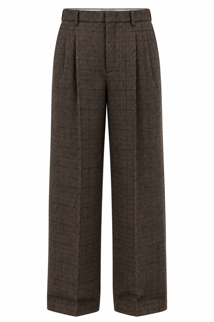 Hose Oui in Braun kariert. Elegante Anzugshose mit Bundfalten und klassischen Bügelfalten. Verdeckter Reißverschluss und Gürtelschlaufen. Zwei seitliche Hosentaschen und angedeutete Gesäßtaschen.