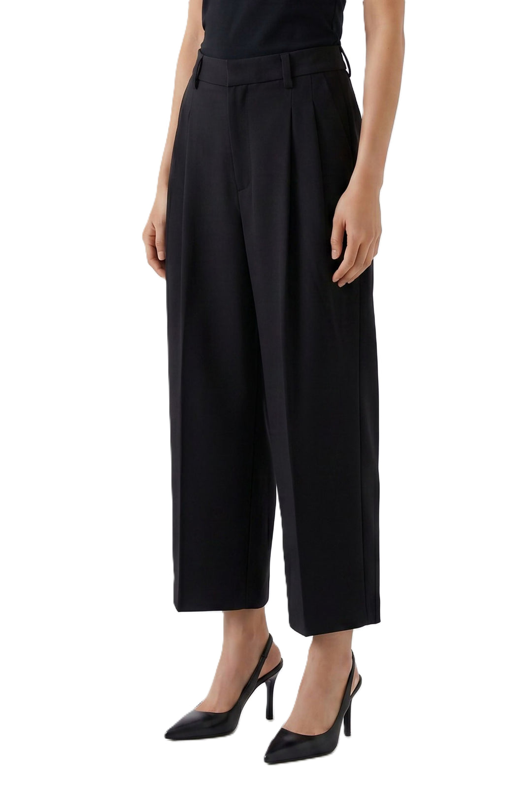 Hose Oui in Schwarz. Elastischer Webstoff mit Tapered Fit und stark verkürzter Länge. Tieferer Schritt und Bundfalten. Bügelfalten vorne und hinten. Gürtelschlaufen, Haken- und Reißverschluss sowie seitliche Eingriffstaschen.