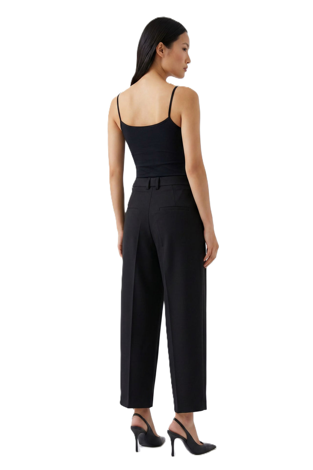 Hose Oui in Schwarz. Elastischer Webstoff mit Tapered Fit und stark verkürzter Länge. Tieferer Schritt und Bundfalten. Bügelfalten vorne und hinten. Gürtelschlaufen, Haken- und Reißverschluss sowie seitliche Eingriffstaschen.