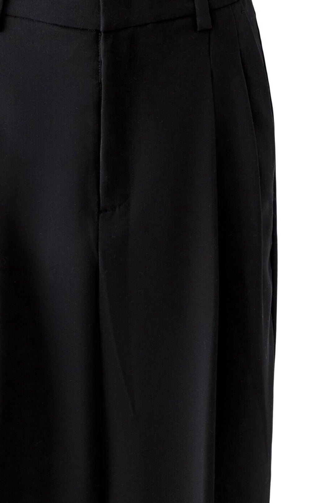 Hose Oui in Schwarz. Elastischer Webstoff mit Tapered Fit und stark verkürzter Länge. Tieferer Schritt und Bundfalten. Bügelfalten vorne und hinten. Gürtelschlaufen, Haken- und Reißverschluss sowie seitliche Eingriffstaschen.