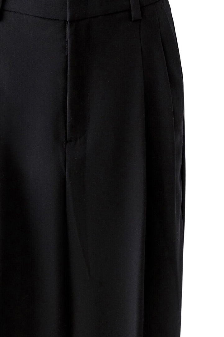 Hose Oui in Schwarz. Elastischer Webstoff mit Tapered Fit und stark verkürzter Länge. Tieferer Schritt und Bundfalten. Bügelfalten vorne und hinten. Gürtelschlaufen, Haken- und Reißverschluss sowie seitliche Eingriffstaschen.