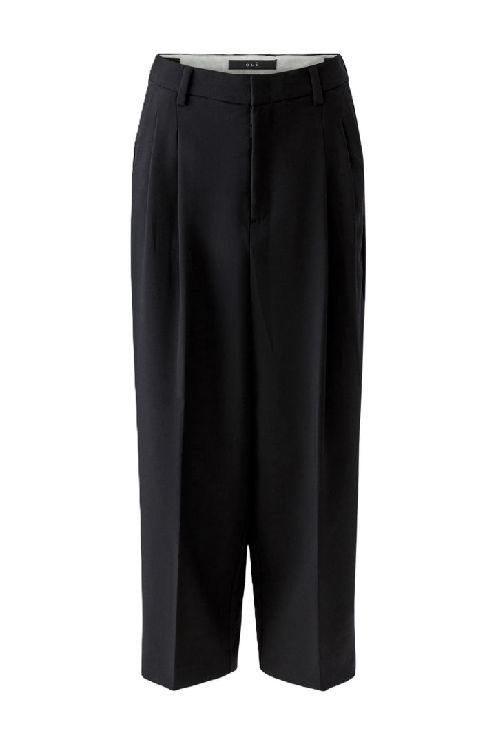 Hose Oui in Schwarz. Elastischer Webstoff mit Tapered Fit und stark verkürzter Länge. Tieferer Schritt und Bundfalten. Bügelfalten vorne und hinten. Gürtelschlaufen, Haken- und Reißverschluss sowie seitliche Eingriffstaschen.