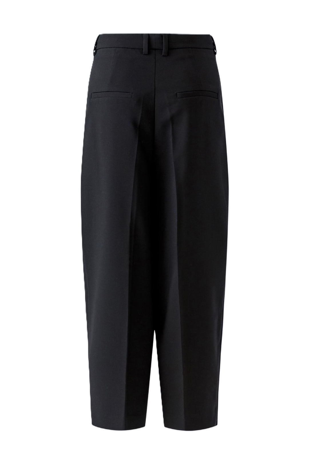Hose Oui in Schwarz. Elastischer Webstoff mit Tapered Fit und stark verkürzter Länge. Tieferer Schritt und Bundfalten. Bügelfalten vorne und hinten. Gürtelschlaufen, Haken- und Reißverschluss sowie seitliche Eingriffstaschen.