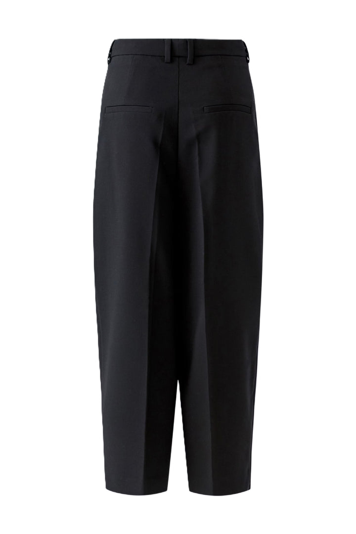 Hose Oui in Schwarz. Elastischer Webstoff mit Tapered Fit und stark verkürzter Länge. Tieferer Schritt und Bundfalten. Bügelfalten vorne und hinten. Gürtelschlaufen, Haken- und Reißverschluss sowie seitliche Eingriffstaschen.