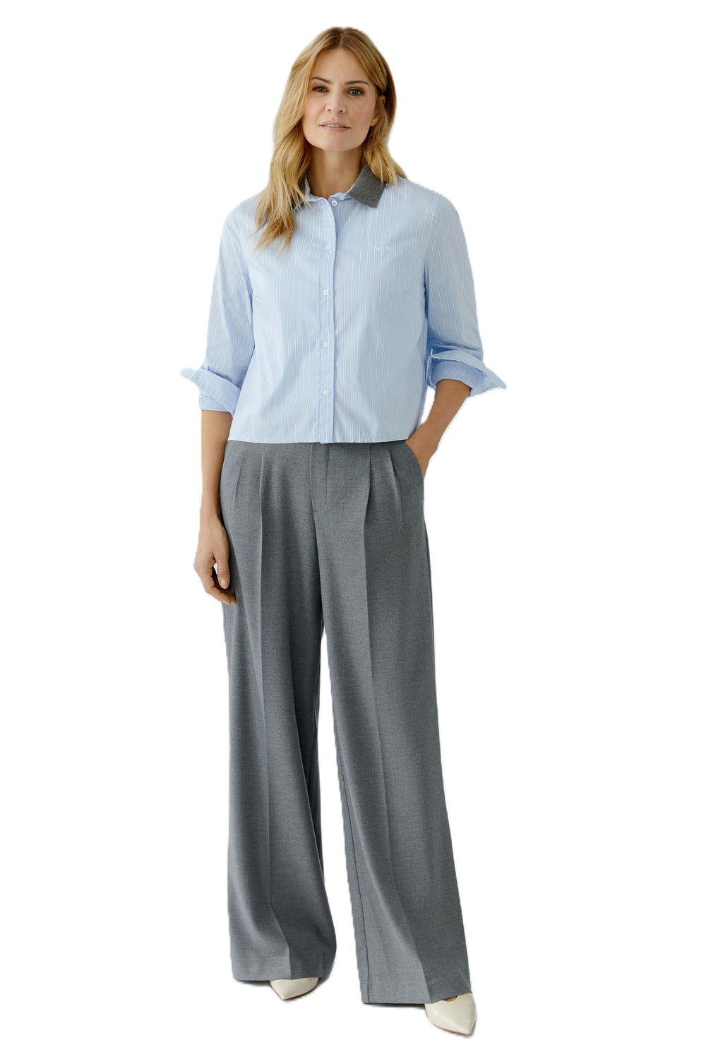 Hose Oui mit weitem Bein. Schmaler Bund mit Gürtelschlaufen und zwei seitlichen Eingrifftaschen. Reißverschluss und elastischer Materialmix aus Polyester, EcoVero Viskose, recycelten Fasern und Elasthan. 