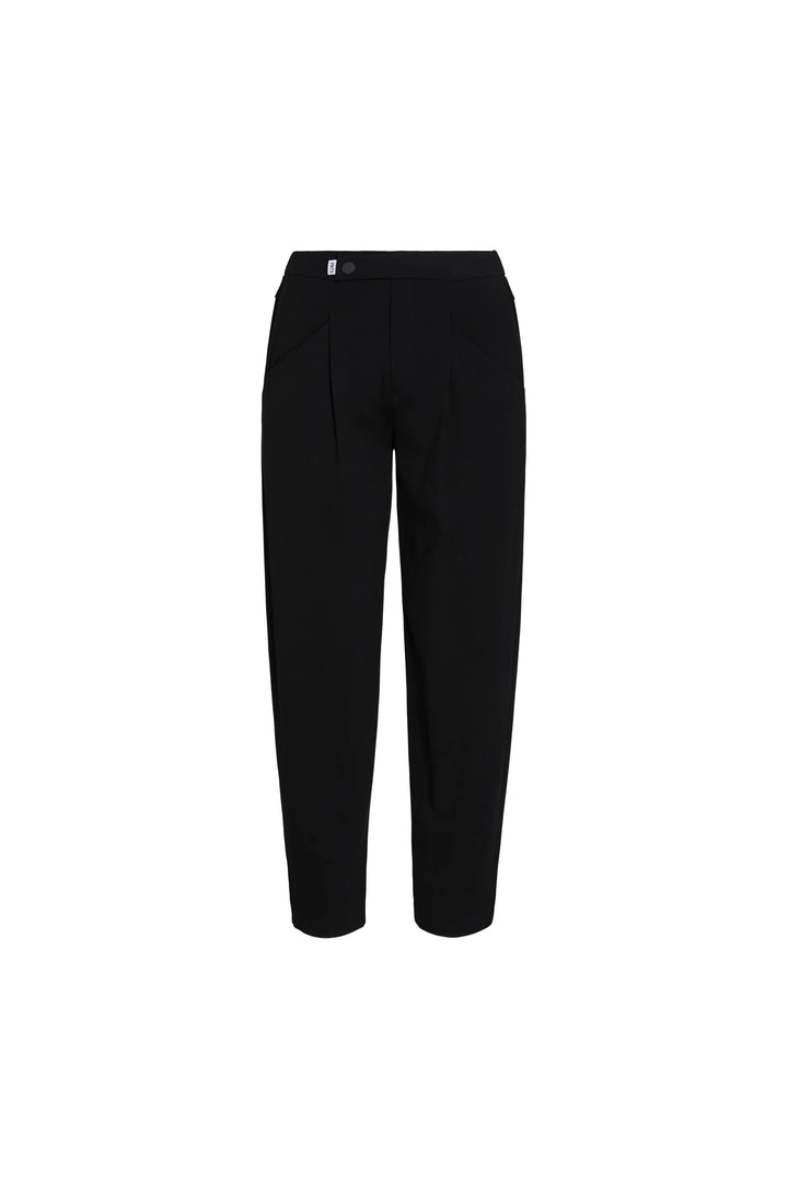 Hose PNTS 06_THE JINO O. Hose aus italienischem Jersey mit leichter O-Shape und verkürztem Bein. Lockerer Schnitt mit Bundfalten und elastischem Gummibund im hinteren Bundbereich. Riegel mit Druckknopf. Stretchmaterial.