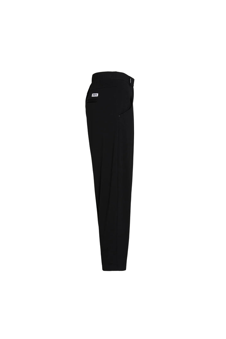 Hose PNTS 06_THE JINO O. Hose aus italienischem Jersey mit leichter O-Shape und verkürztem Bein. Lockerer Schnitt mit Bundfalten und elastischem Gummibund im hinteren Bundbereich. Riegel mit Druckknopf. Stretchmaterial.