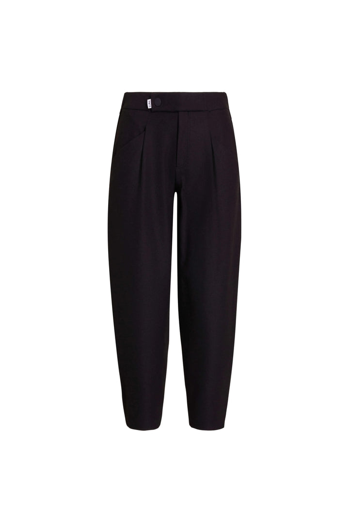 lhouette und leicht verkürztem Bein. Bundfalten und Bügelfalten. Eingearbeiteter Gummibund mit Riegel und Druckknopf. Joggpant-inspirierter Schnitt.