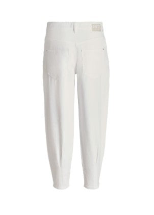 Hose PNTS 05 THE O SHAPE. Leichte Hose aus reiner Baumwolle in ecru. Die Hose hat Bundfalten und ist leicht O-förmig geschnitten. Sie hat ein verkürztes Bein und einen Knopf und Zip zum Verschließen