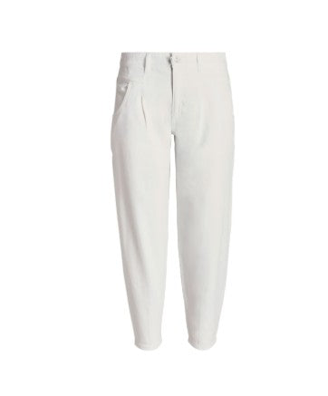 Hose PNTS 05 THE O SHAPE. Leichte Hose aus reiner Baumwolle in ecru. Die Hose hat Bundfalten und ist leicht O-förmig geschnitten. Sie hat ein verkürztes Bein und einen Knopf und Zip zum Verschließen