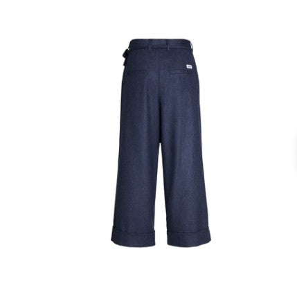 Hose PNTS 24_THE MINI G in Navy. Weite, gerade Beinform mit Bundfalten und leicht verkürztem Bein. Lässiger Aufschlag am Saum. Gürtel mit kleinem Täschchen. Wollmischung.