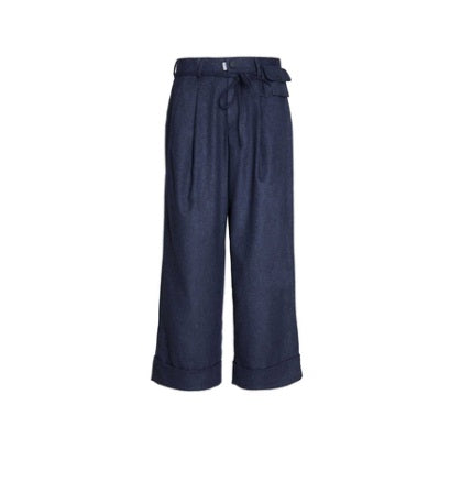 Hose PNTS 24_THE MINI G in Navy. Weite, gerade Beinform mit Bundfalten und leicht verkürztem Bein. Lässiger Aufschlag am Saum. Gürtel mit kleinem Täschchen. Wollmischung.